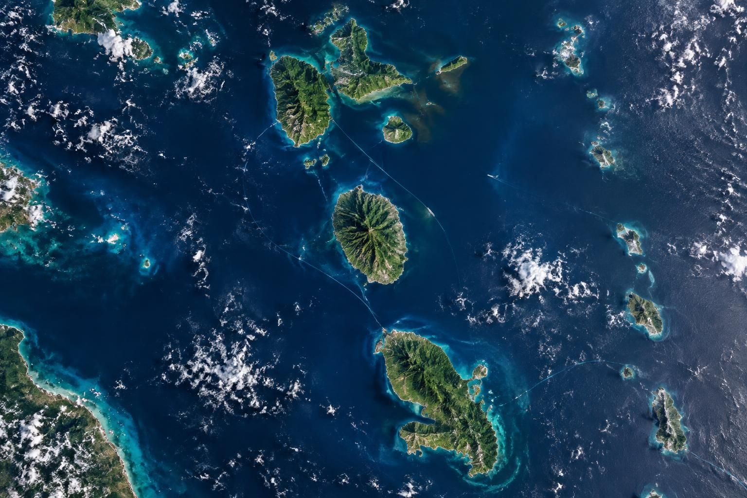 découvrez la carte de la guadeloupe et de la martinique, leur localisation dans les antilles françaises et les liens qui unissent ces deux territoires.